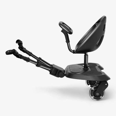 Assento preto para carrinho com volante e rodas