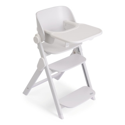 Cadeira alta para bebé branca com bandeja e apoio para os pés.