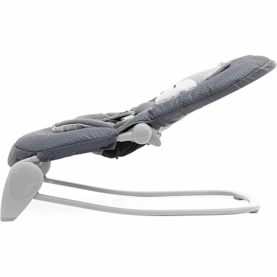 Cadeira reclinável para bebé cinzenta com padrão de quadrados pequenos e apoio de cabeça acolchoado.