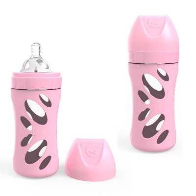 Dois biberões rosa com desenhos em preto e branco e tampas touca sobre fundo branco