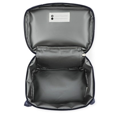 Estojo aberto em tecido cinza escuro com etiqueta branca e círculos pretos