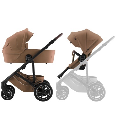 Carrinho de bebé modular castanho com estrutura preta e rodas de borracha