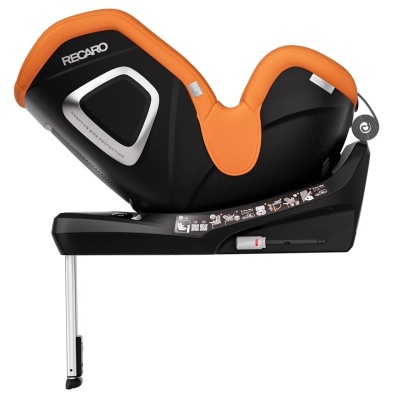 Cadeira auto infantil RECARO em preto e laranja com suporte metálico de plástico e etiquetas informativas