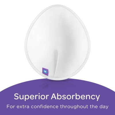 Absorvente branco com etiqueta roxa e texto sobre proteção superior