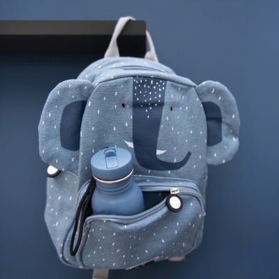 mochila azul para crianças com forma de elefante e garrafa azul no bolso frontal