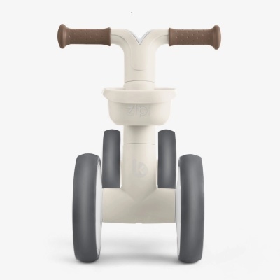 Triciclo infantil bege e branco com pneus cinza e punhos castanhos