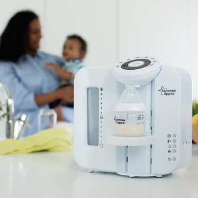 Máquina branca tommee tippee para preparar biberão com biberão transparente na bancada da cozinha