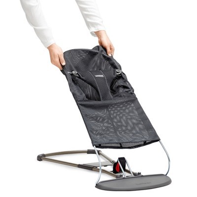 Espreguiçadeira para bebé com estrutura cinza e tecido de rede preto