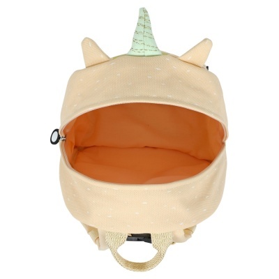 mochila infantil bege com interior laranja e detalhes verdes