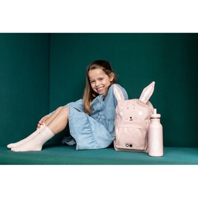 Mochila infantil rosa em forma de coelho com garrafa térmica e menina com vestido azul sentada