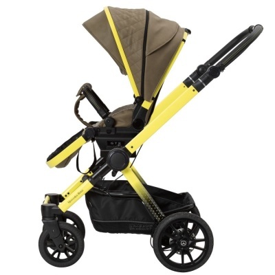 Carrinho de bebé amarelo e castanho com rodas pretas e cesto inferior.