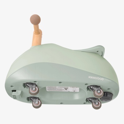 parte inferior de carroçaria de brinquedo verde com rodas e pega de madeira