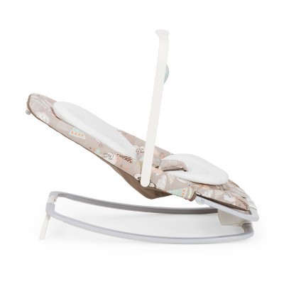 Cadeira de bebé reclinável com estrutura cinza e tecido bege com desenhos