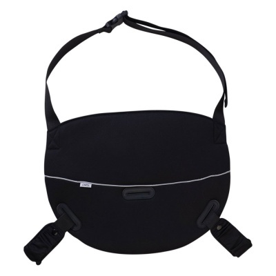 Bolsa preta com alça ajustável e fivelas em fundo branco