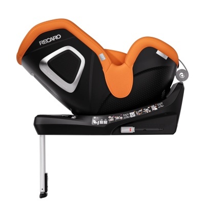 cadeira auto infantil preta e laranja com suporte metálico e etiqueta RECARO