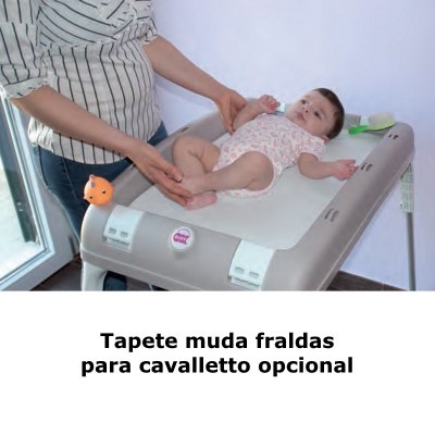 Bebé deitado num tapete muda fraldas branco com padrão simples sobre estrutura cinzenta com etiqueta baby safe