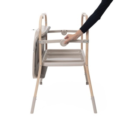 Cadeira ou suporte com bandeja cinza e estrutura de madeira clara com fecho redondo ajustável