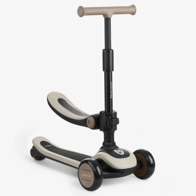 Trotinete infantil preta e bege com assento e três rodas
