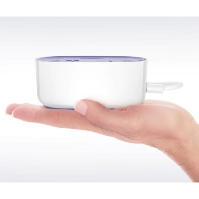 Dispositivo pequeno branco com topo roxo na mão