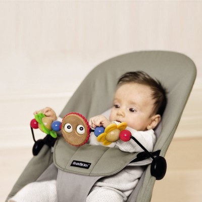 Cadeira de bebé cinzenta com barra de brinquedos colorida em madeira e silicone