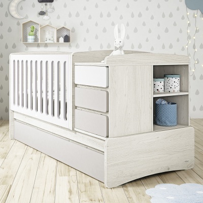 Berço multifuncional madeira clara com grades brancas e gavetas cinza