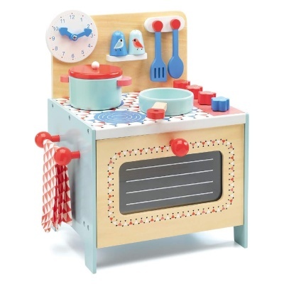 Cozinha de brincar em madeira com fogão, forno, relógio, utensílios e saleiros decorativos