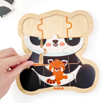 Quebra-cabeças de madeira em forma de urso panda com pequeno panda vermelho e palavra DJECO