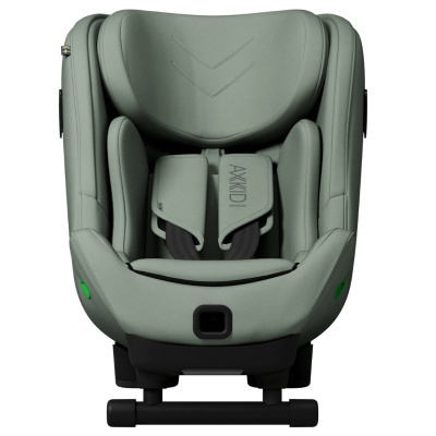 Cadeira auto infantil verde claro com cintos de segurança e acolchoamento