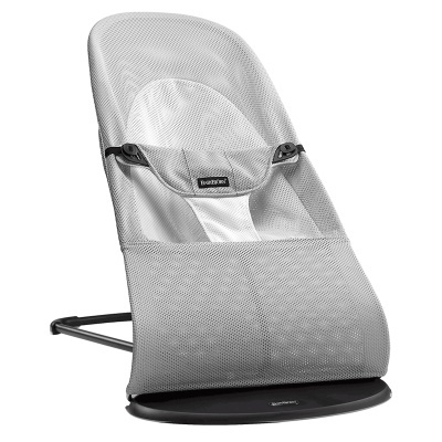 Cadeirinha de bebé BabyBjörn cinza claro e branco com base preta