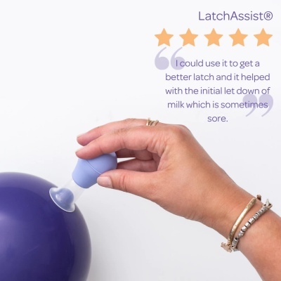 Mão a segurar LatchAssist® azul transparente sobre bola roxa com avaliação ao fundo