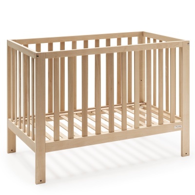 Berço de bebé em madeira clara com pilares verticais