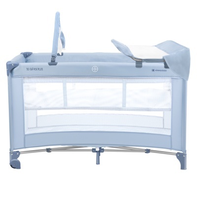Berço portátil azul claro com trocador e laterais em rede branca