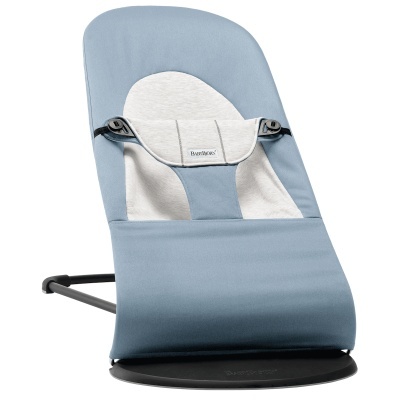 Cadeirão para bebé azul BabyBjorn com detalhes brancos e estrutura preta