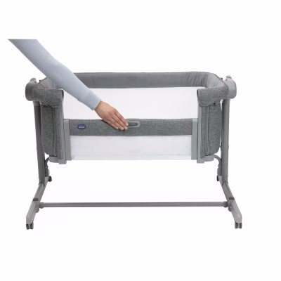 Berço de bebé cinzento com rede branca e estrutura metálica cinzenta.