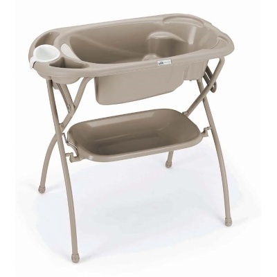 Bañera infantil castanha clara com estrutura metálica e suporte inferior, copo branco encaixado