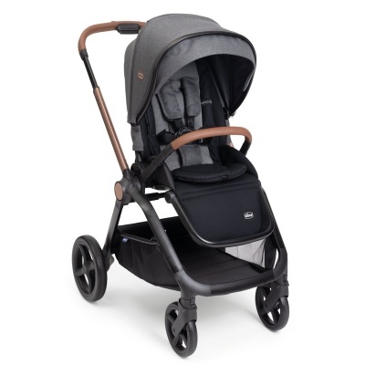 Carrinho de bebé cinzento, preto e castanho, com rodas giratórias e barra de proteção, da marca Chicco