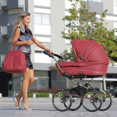 Carrinho de bebé borgonha acolchoado com saco de passeio correspondente em ambiente urbano