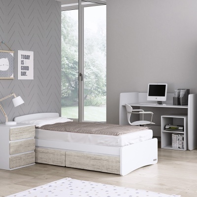 Quarto moderno com cama individual branca, criado-mudo, secretária com computador e poster de parede