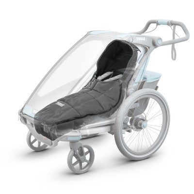 Carrinho de bebé cinzento com cobertura transparente e saco frontal preto com logo THULE
