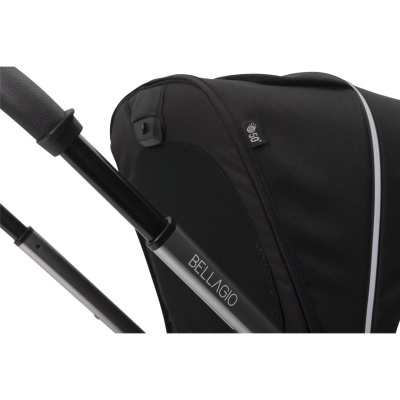 Carrinho de bebé preto com proteção solar 50+ e nome BELLAGIO na estrutura