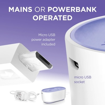 Adaptador Micro USB e dispositivo branco com topo azul claro e soquete micro USB