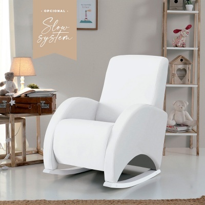 Cadeira de baloiço branca estofada em tecido liso num ambiente interior moderno