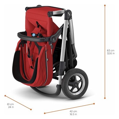 Carrinho de bebé vermelho dobrado com estrutura metálica