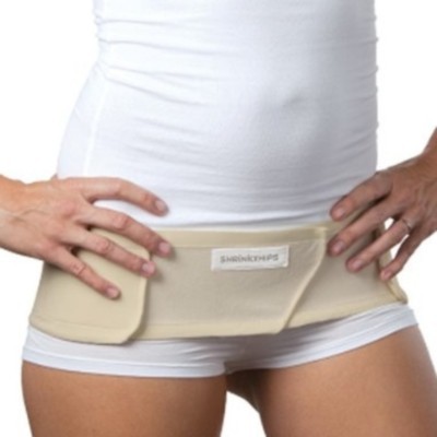 Cinta abdominal bege com fecho de velcro sobre roupa branca