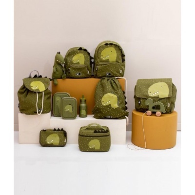 Conjunto de bolsas e mochilas verdes com padrão de bolinhas e desenho de dinossauro