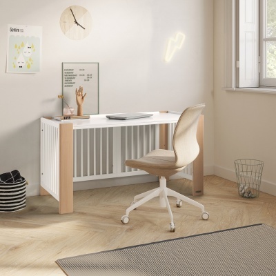 Escritório com secretária branca e cadeira bege, decoração minimalista e luz natural