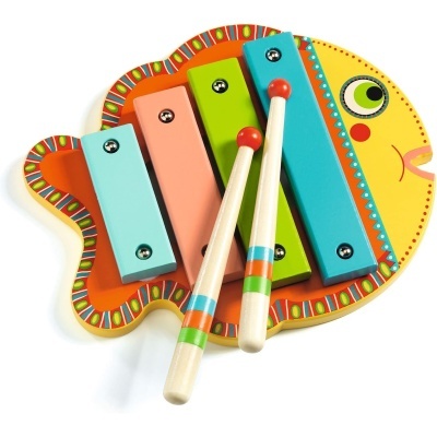 Xilofone de madeira colorido em forma de peixe com teclas metálicas e duas baquetas.