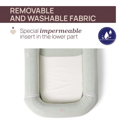 Almofada ou colchão para bebé cinzento claro e branco com inserto impermeável e texto explicativo