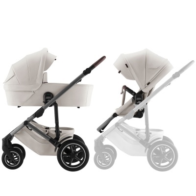 Carrinho de bebé bege com chassis metálico e rodas pretas, mêsés e assento.