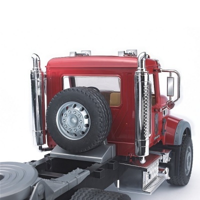 Camião vermelho com pneus e escapamento cromado exibido numa superfície branca